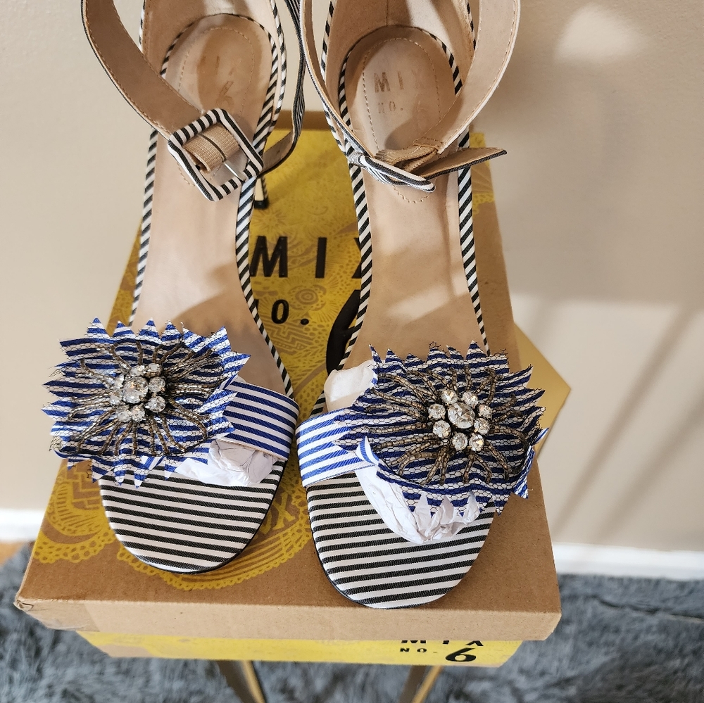 Mix No. 6, size 8, black & white stripe.